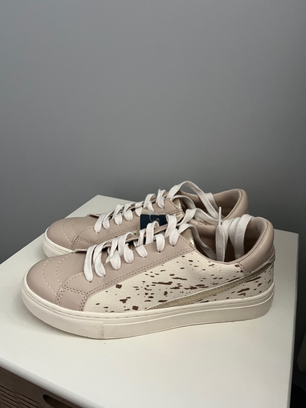 Universal Thread Beige and Cream Low-Top Sneakers with Speckle Detail